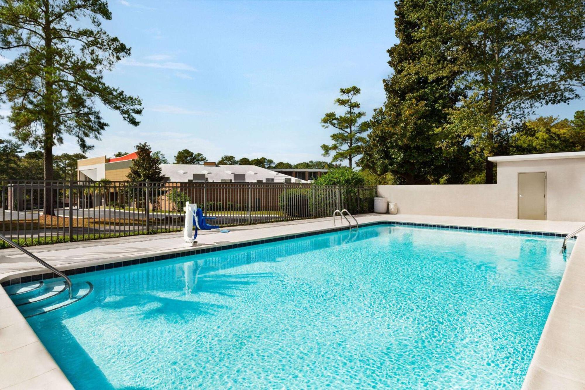 La Quinta Inn By Wyndham Columbia Ne Fort Jackson Exterior photo